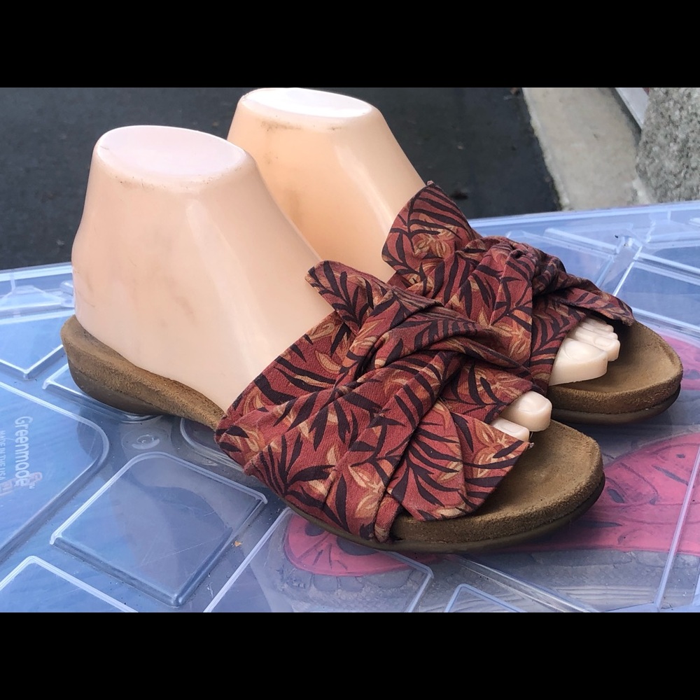 Natural Soul Women’s Red Black Folding Fabric Slip On Sandals Size 8.5M